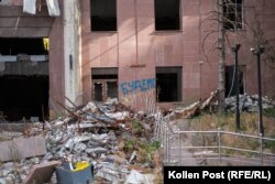 „Ќе живееме“, пишува на графит во жолто-сините бои на Украина на оштетената зграда во Миколајев