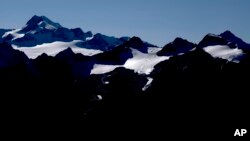 Glečer Tiefenbachferner, dio glečerskog skijališta Soelden, sa planinom Wildspitze vidljiv je u blizini Innsbrucka, Austrija, 25. septembra 2023. 