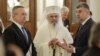Președintele Senatului, Nicolae Ciucă (stânga), Patriarhul Daniel (centru) și premierul Marcel Ciolacu (dreapta).