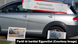 Aktivisták tiltakoznak a Fertő tavi beruházás ellen az UNESCO helyszíni látogatása idején