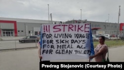 Zahtevi štrajkača iz Jure ispisani na transparentu na engleskom jeziku, jun 2024. Među zahtevima su veće zarade, pravo na bolovanje, veći topli obrok i bolji higijenski uslovi.