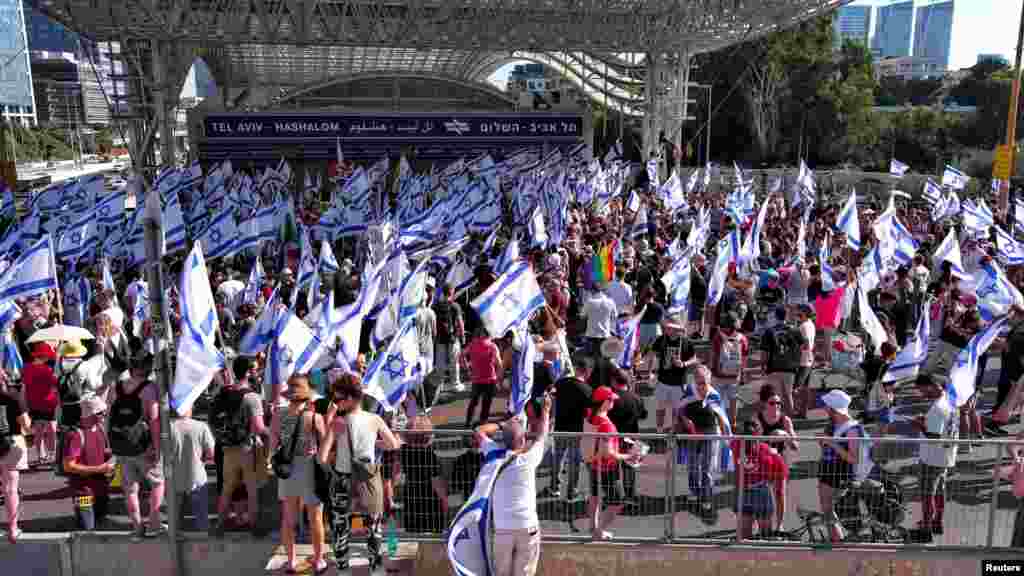 Az immár hetedik hónapja tartó tiltakozások az elmúlt napokban egyre intenzívebbé váltak, mivel Netanjáhú és szövetségesei a parlamentben előrehaladtak a programmal. A csomag első törvényjavaslata &ndash; egy olyan intézkedés, amely a legfelsőbb bíróság felügyeleti jogkörének korlátozására törekszik &ndash; már jövő héten törvényerőre emelkedhet