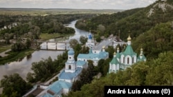 Lavra Sviatohirsk, unul dintre principalele centre spirituale ortodoxe din Ucraina, este situată pe malul râului Siverski Doneț