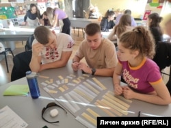 Екипна работа на тема „Компетенции за демократична култура“ в час по гражданско образование на Димитрина Арнаудова