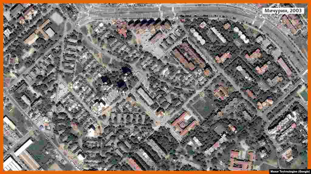 Mičurin, naselje nazvano po ruskom botaničaru, izraslo je od naselja niskih kuća i zgrada u atraktivnu lokaciju za izgradnju višespratnica. U posljednje dvije decenije broj stanovnika&nbsp; raste, a atraktivan je i zbog blizine centra Skoplja. &nbsp;