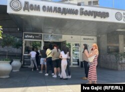 Ljubitelji muzike Dina Merlina u razgovoru za RSE naveli su da Merlina cene kao umetnika, a da politiku "ostavljaju po strani". Na fotografiji: red za karte za koncert Dina Merlina ispred beogradskog Doma omladine, 28. jul 2023.