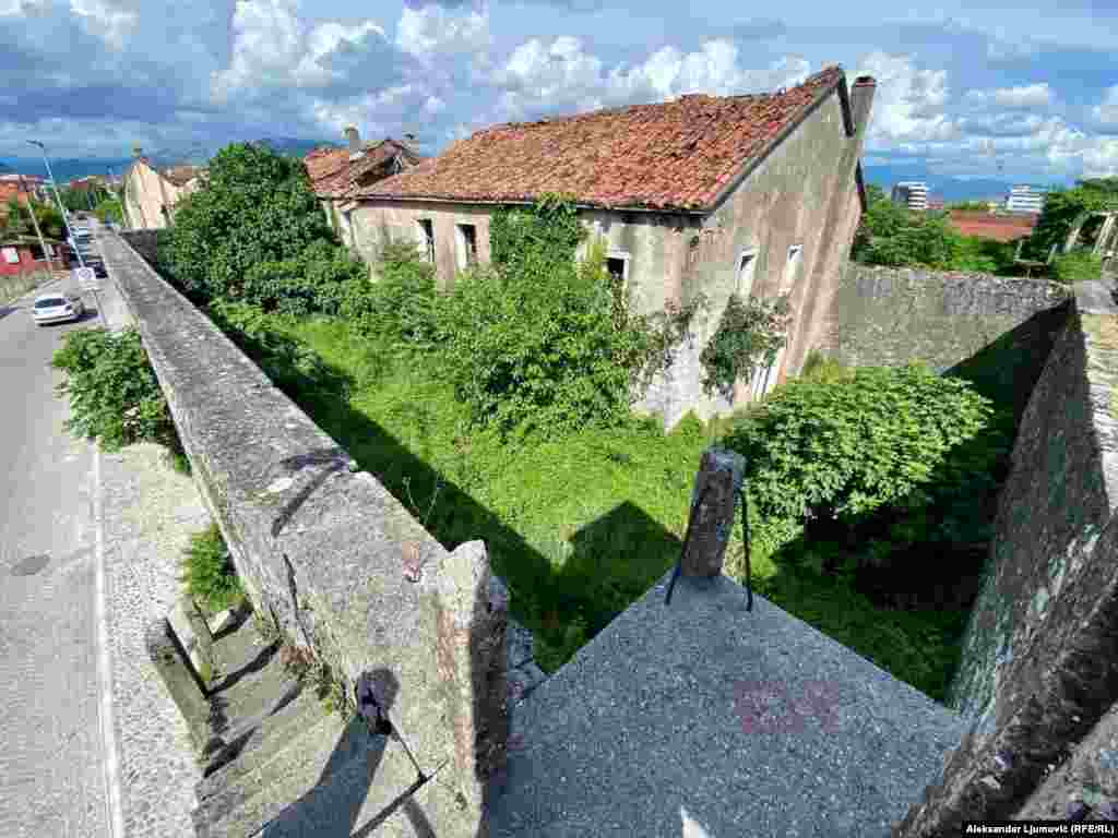 Nekoliko godina nakon Drugog svjetskog rata zatvor je korišćen za smještaj političkih zatvorenika prije upućivanja na Goli otok, logor u Hrvatskoj. Udaljen pedesetak metara od željezničke i autobuske stanice u Podgorici, Jusovača je prvo na šta naiđu putnici.&nbsp;