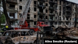 Спасувачи работат на место на станбена зграда тешко оштетена од руски ракетен напад, среде рускиот напад врз Украина, во Криви Рих, регионот Днепропетровск, Украина, 13 јуни 2023 година