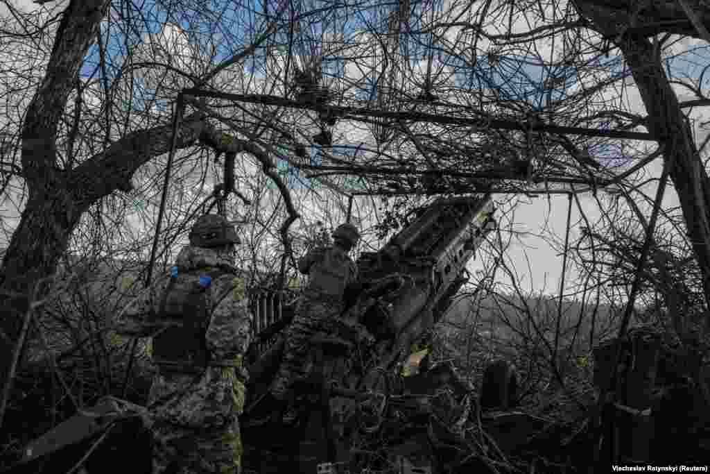 Soldații ucraineni se pregătesc să tragă o nouă salvă. Moscova anunța pe 25 decembrie că trupele sale au capturat Mariinka, localitate situată la mai puțin de 30 de kilometri sud-vest de orașul Donețk, controlat de Rusia, în estul Ucrainei. REUTERS/Viacheslav Ratynskyi