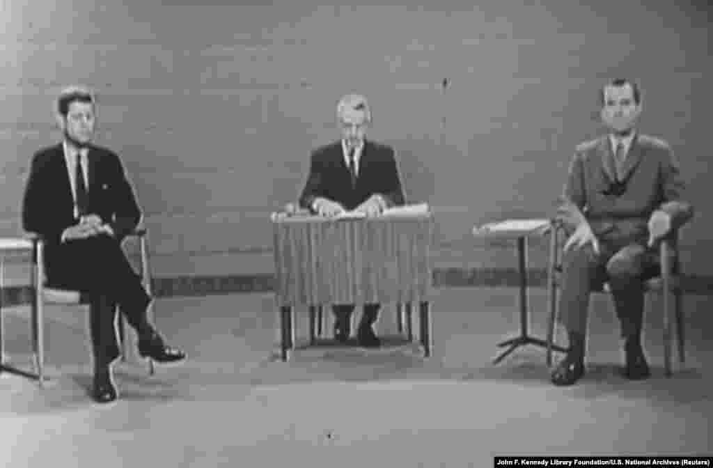 1960: Debati i parë televiziv vuri përballë njëri-tjetrit kandidatin demokrat, John F. Kennedy, dhe nënpresidentin republikan, Richard Nixon, i cili sapo kishte dalë nga spitali dhe u shfaq i parruar, pasi kishte refuzuar makijazhin. Rreth 70 milionë shikuesit u përqendruan në atë që panë, dhe jo në atë që dëgjuan. Kennedy fitoi zgjedhjet.