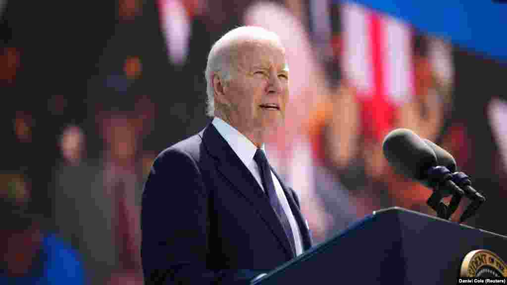 Joe Biden amerikai elnök június 6-án a franciaországi Colleville-sur-Merben, a normandiai amerikai temetőben, az emlékműnél a D-nap nyolcvanadik évfordulója alkalmából tartott beszédében megerősítette az Egyesült Államok elkötelezettségét Ukrajna védelme mellett. &bdquo;Megadni magunkat a zsarnokoknak, meghajolni a diktátorok előtt egyszerűen elképzelhetetlen&nbsp;&ndash; mondta a II. világháborús veteránok előtt. &ndash; Ha ezt tennénk, az azt jelentené, hogy elfelejtenénk, ami itt történt, ezeken a megszentelt partokon&rdquo;&nbsp;&ndash; tette hozzá