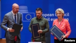 Predsjednik Evropskog savjeta Šarl Mišel, ukrajinski predsjednik Volodimir Zelenski i predsjednica Evropske komisije Ursula fon der Lajen na ceremoniji potpisivanja u Briselu 27. juna
