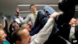 Fico slavi sa članovima stranke u ranim jutarnjim časovima, 11. marta 2012, u Bratislavi, nakon što je stranka Smer-SD pobedila na prevremenim izborima.