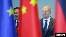 Njemački kancelat Olaf Scholz (desno) i premijer Kine Li Kiang na konferenciji za medije tokom konsultacije dvije vlade u Berlinu, 20. juni 2023. 