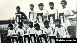 Хабиб Хабири със свои съотборници на терена