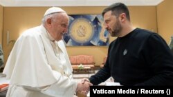 Papa Francisc primindu-l la Vatican pe președintele Ucrainei, Volodimir Zelenski, pe 13 mai 2023