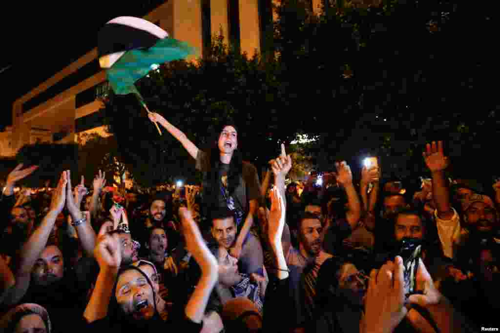 Njerëzit janë mbledhur në një protestë para Ambasadës franceze në Tunis, pasi qindra palestinezë u vranë në një shpërthim në spitalin Al-Ahli në Gazë, për të cilin zyrtarët izraelitë dhe palestinezë fajësuan njëri-tjetrin. 17 tetor 2023.