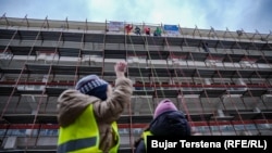 Dvoje djece se raduje spuštanji volontera iz Alpinističkog kluba Priština na Pedijatrijskoj klinici.