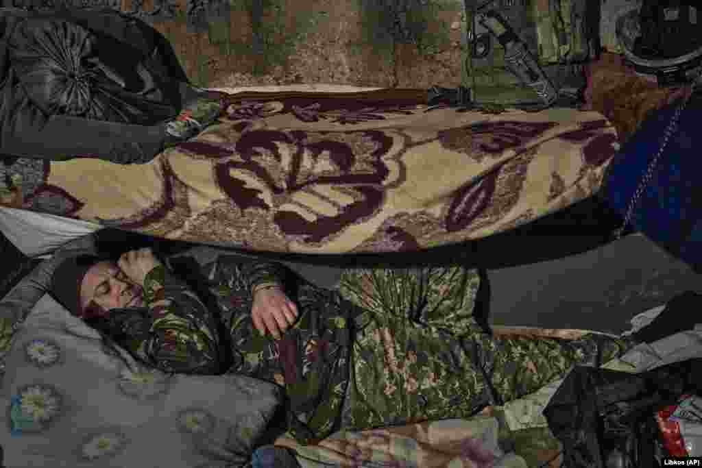 Ukrajinski vojnik odmara u skloništu duž linije fronta.