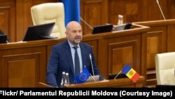 Ministrul Agriculturii, Vladimir Bolea, prezentând inițiativa camerelor agricole în ședința parlamentului, pe 25 aprilie 2024.