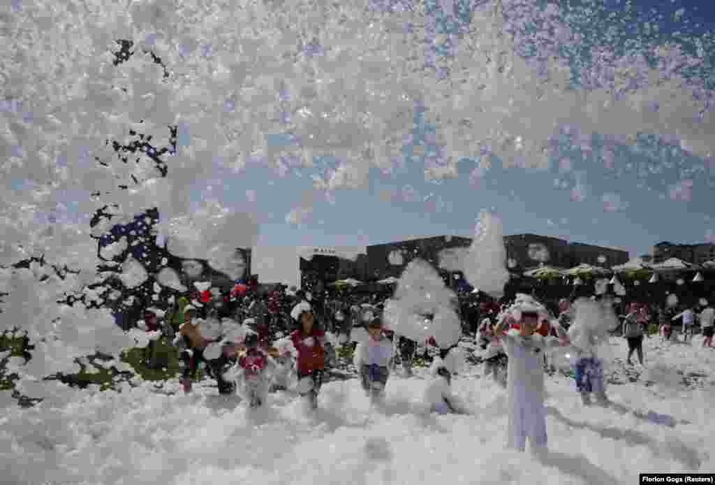 Фудбалските навивачи кои се собраа за натпреварот од ЕП 2024 меѓу Хрватска и Албанија, за време на полувремето се освежија со пена во фан зоната на плоштадот Скендербег во Тирана.