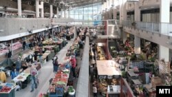 A Fehérvári úti vásárcsarnok belső tere a piaci árusokkal Budapesten 2023. május 20-án