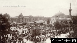Старият пазар при джамията "Баня Баши", преди да бъдат създадени Централните хали. Снимката е взета от сайта "Стара София".