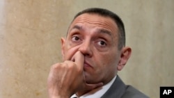 Aleksandar Vulin sluša konferenciju za novinare predsednika Srbije Aleksandra Vučića u Beogradu, Srbija, u subotu, 8. oktobra 2022.