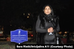 Sestra Dušana Jovanovića pored simbolične table u parku kod Trga Slavija, 18. oktobar 2023, Beograd