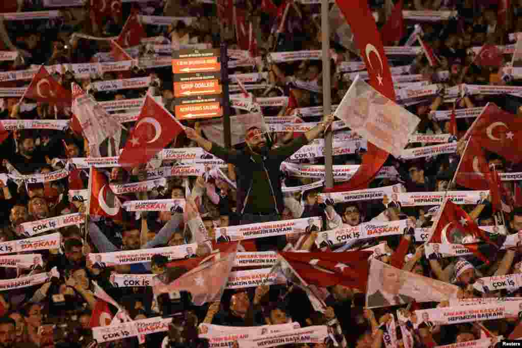 Pristalice CHP-a i&nbsp;Yavasa slave pobjedu na trgu u Ankari, 31. marta 2024.