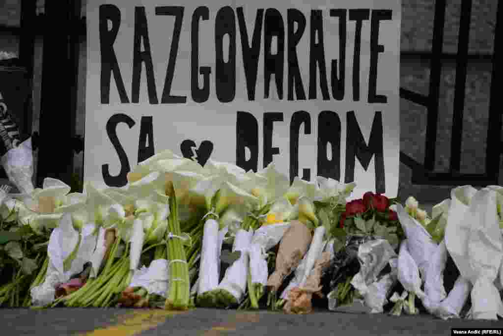 Cveće, sveće, ali i poruka &quot;razgovarajte sa decom&quot;, ispred osnovne škole &quot;Vladislav Ribnikar&quot; - mesta masovne pucnjave, u kojoj je 3. maja 13-godišnjak ubio osmoro đaka i radnika obezbeđenja. Ranio je šestoro učenika i nastavnicu.&nbsp;