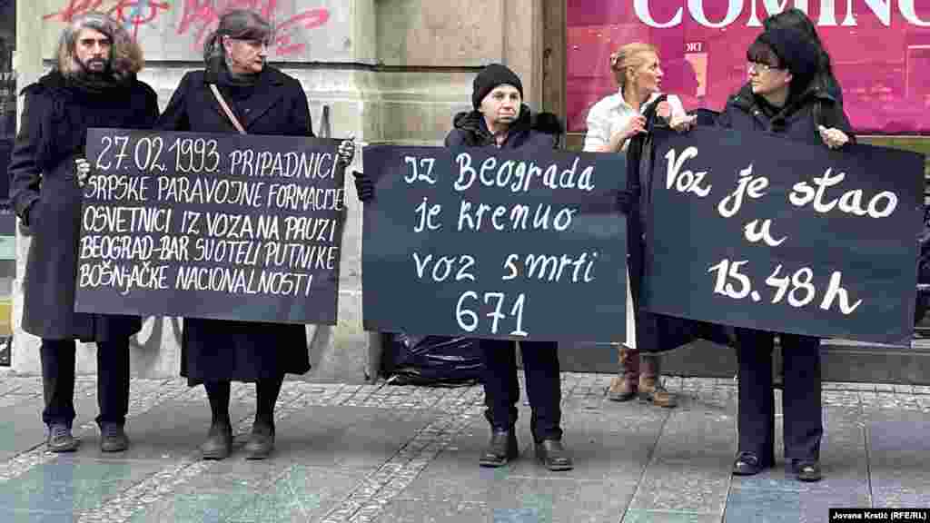 Obeležavanje godišnjice počelo je simbolično u 15 sati i 48 minuta, kada je iz Beograda pre trideset godina krenu voz iz kojeg je ubijeno i oteto 20 ljudi, većinom bošnjačke nacionalnosti.