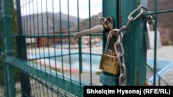 Kapija zaključana katancem u kompleksu Rajske vanje, u Banjskoj u Zvečanu, 20. decembra 2023.