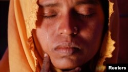 Рошид Джан, бежанка рохинга, плаче, докато държи сина си в лагера за вдовици и сираци в лагера Балухали близо до Кокс Базар, Бангладеш, 5 декември 2017 г.