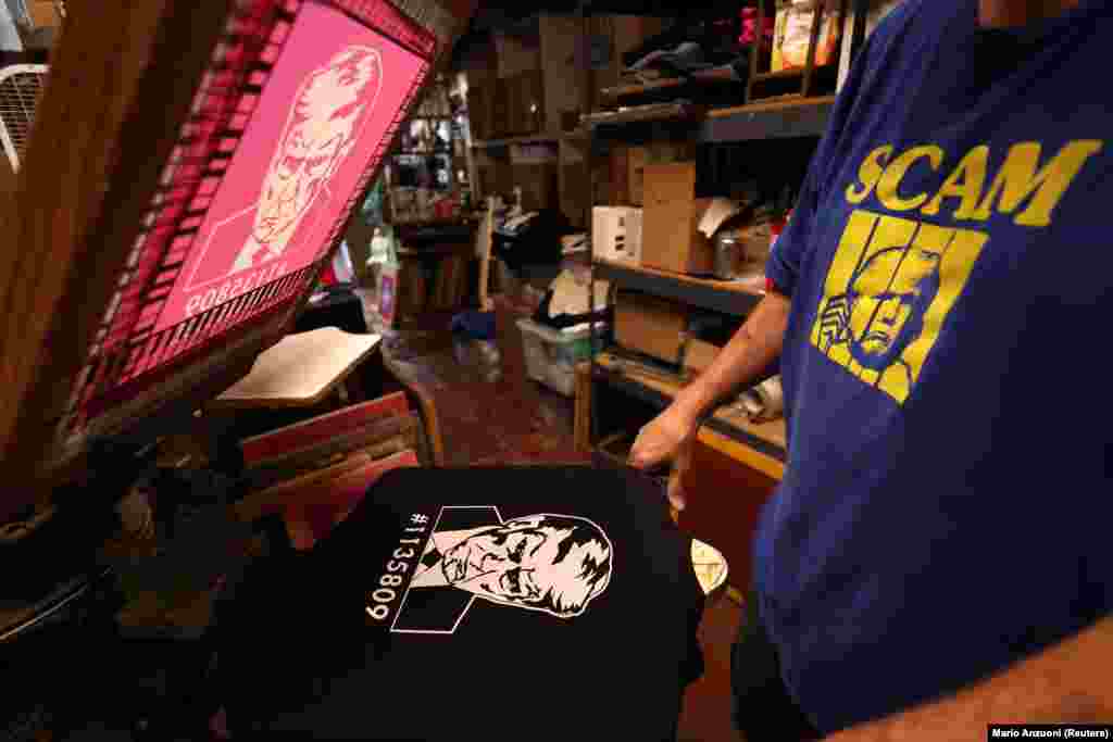 Donald Trump választási kampánystábja 7,1 millió dollárt gyűjtött össze azóta, hogy csütörtökön rabosítási fotó készült a politikusról a Georgia állambeli Atlanta egyik börtönében.&nbsp;A képen egy Los Angeles-i üzletben készítik a legújabb trumpos pólókat 2023. augusztus 26-án