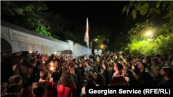 აქციის მონაწილეები გმირთა მემორიალთან ფიცს დებენ. 19 აპრილი, 2024 წელი