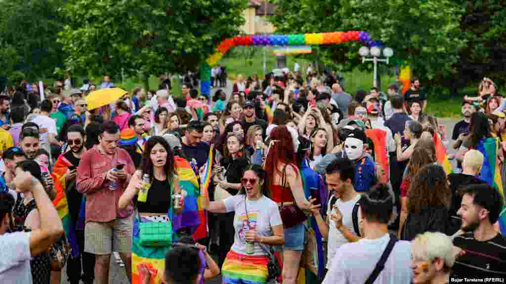 Mimoza Kusari-Lila (Mimoza Kusari-Ljilja),&nbsp;šefica poslaničke grupe Pokreta Samoopredeljenje u Skupštini Kosova, pozvala je na prihvatanje pripadnika ove zajednice u društvu a njima poručula da budu otvoreni i objave svoju seksualnu orijentaciju.