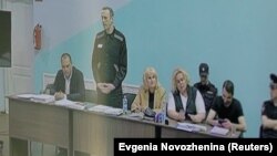 Алексей Навални беше доведен в импровизирана съдебна зала в наказателната колония, в която вече излежава присъда.