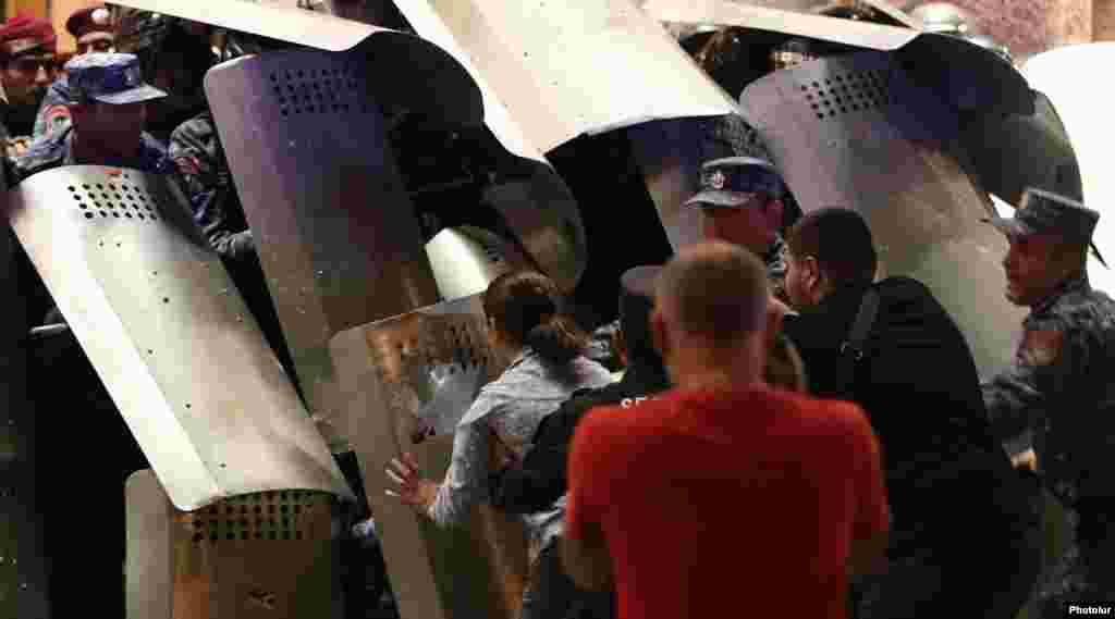 Policija i demonstranti sukobili su se na Trgu republike u Jerevanu 20. septembra.