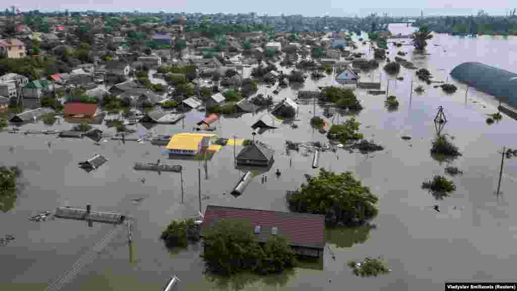 Az orosz oldalról érkező lövések ellenére még mindig folynak a mentési munkálatok az elárasztott Herszoni területen.&nbsp;Az ENSZ június 8-án közölte, hogy ismételt kérésük ellenére sem kapták meg Oroszországtól a szükséges biztonsági garanciákat a humanitárius személyzet és az ottani emberek számára, akiknek segítenének, így a mentési munkálatok életveszélyes körülmények között zajlanak
