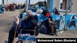 Pacienți palestinieni se odihnesc în timp ce sosesc la Rafah, după ce au fost evacuați de la spitalul Nasser din Khan Younis, din cauza operațiunii terestre israeliene, 15 februarie 2024. 
