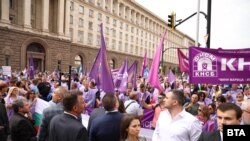 Протестиращи въглищари и енергетици до сградата на парламента, бившият Партиен дом.