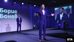 Борис Бонев говори след представянето на Васил Терзиев (вляво).