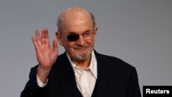 Писателят Салман Рушди, който след нападение през 2022 г. загуби зрението на дясното си око, отиде на Панаира на книгата във Франкфурт за първи път от 8 години. През април 2024 г. ще излезе мемоарната му книга "Нож: Медитации след опит за убийство".