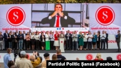 Una din manifestațiile electorale a partidului Șansă la Orhei. În partea de sus, pe ecran - Ilan Șor