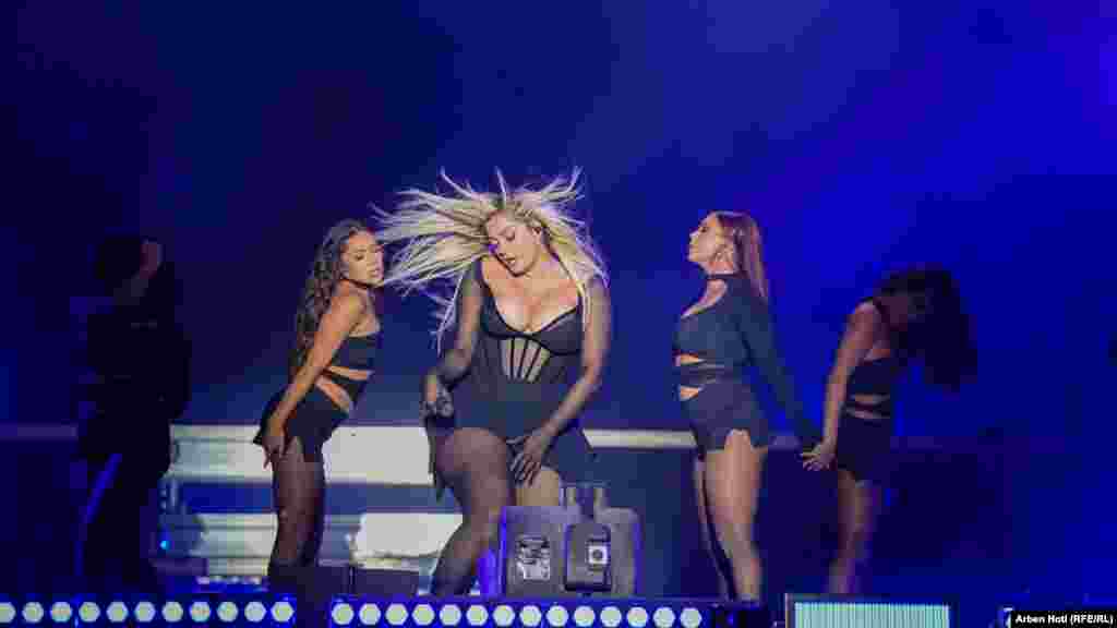 Bebe Rexha duke performuar gjatë Festivalit Sunny Hill në Prishtinë, Kosovë, 25 korrik 2024.