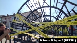 Instalacija gradske govornice u Banjaluci izlijepljena porukama protiv kriminalizacije klevete na protestima novinara, 18. juli 2023.godine
