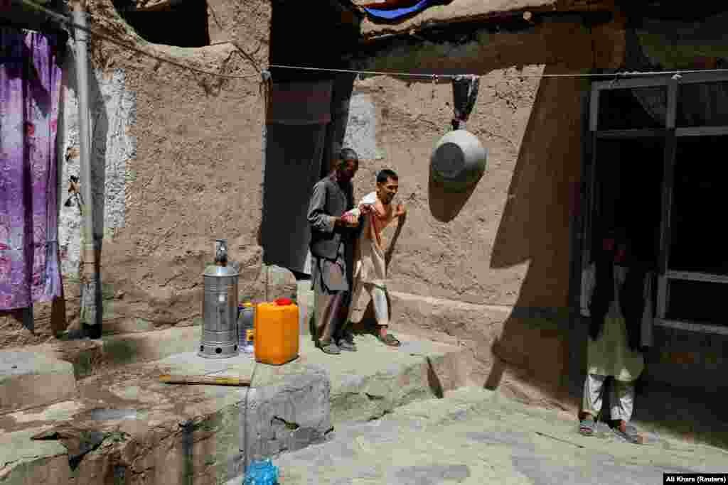 Karim sa sinom u šetnji. &quot;WFP nam je dva puta pomogao. Oba puta su mi dali 48 dolara u gotovini. Iznos nije bio dovoljan, ali je, u svakom slučaju, bio pristojan&quot;, kaže.