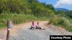 Dvije mještanke ne daju bagerima i kamionima da prođu do lokacije gdje bi trebao da se kopa ugalj, Bistrica kod Prijedora, BiH, jun 2023.