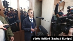 პეტერ მადიარი ბუდაპეშტის პროკურატურის წინ. 26 მარტი, 2024 წელი 